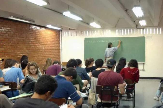 Os jovens ainda precisam de universidade